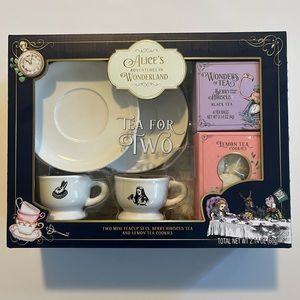 Alice in Wonderland Tea set with tea and cookies
